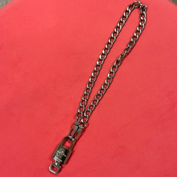 Louis Vuitton Silver Lock and Key 319 - Picture 9 of 9